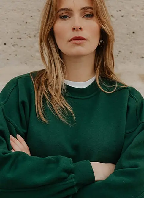 Femme en pull vert